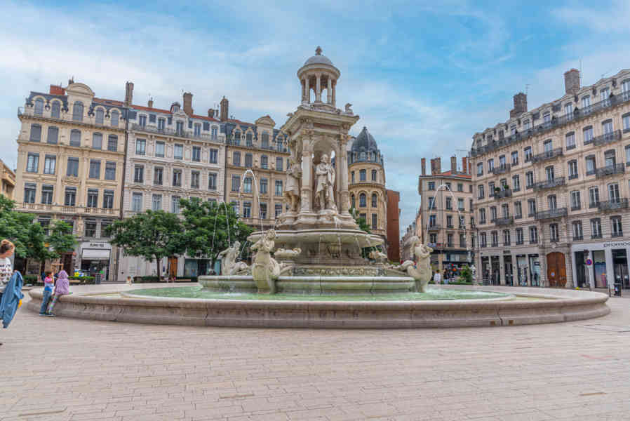 Francia - Lyon 044 - plaza du Jacobins.jpg